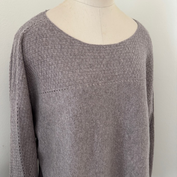 Garnet Hill Medium 100% Cashmere Purple Gray Sweater ~ Classic Minimalist - Picture 2 of 8